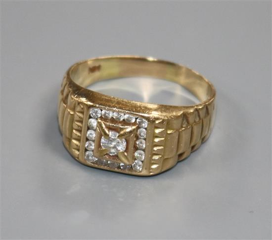 A gentlemens 14ct yellow gold and diamond ring, size Y.